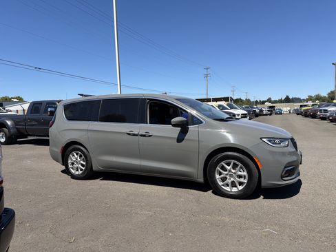 Used 2023 Chrysler Pacifica Touring-L FWD image 7