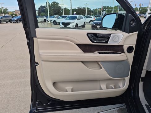 Used 2019 Lincoln Navigator L Reserve AWD/4WD image 17