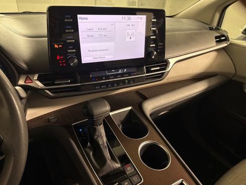 Used 2023 Toyota Sienna LE AWD/4WD image 29