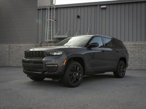 Used 2025 Jeep Grand Cherokee L Limited AWD/4WD image 3