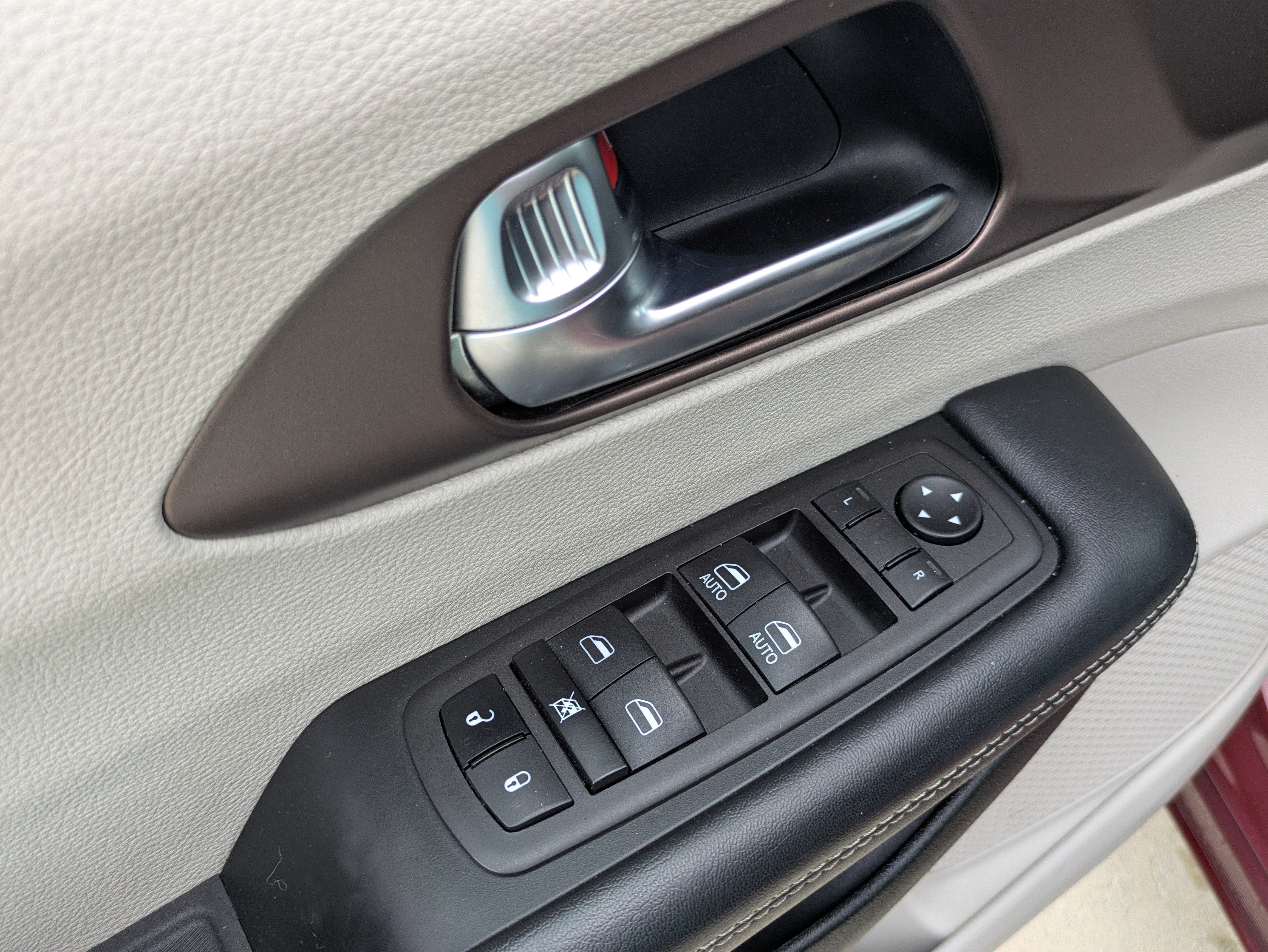 Used 2023 Chrysler Voyager LX FWD image 6