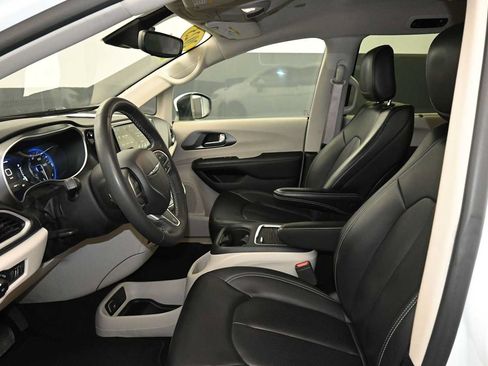 Used 2023 Chrysler Pacifica Touring-L FWD image 16