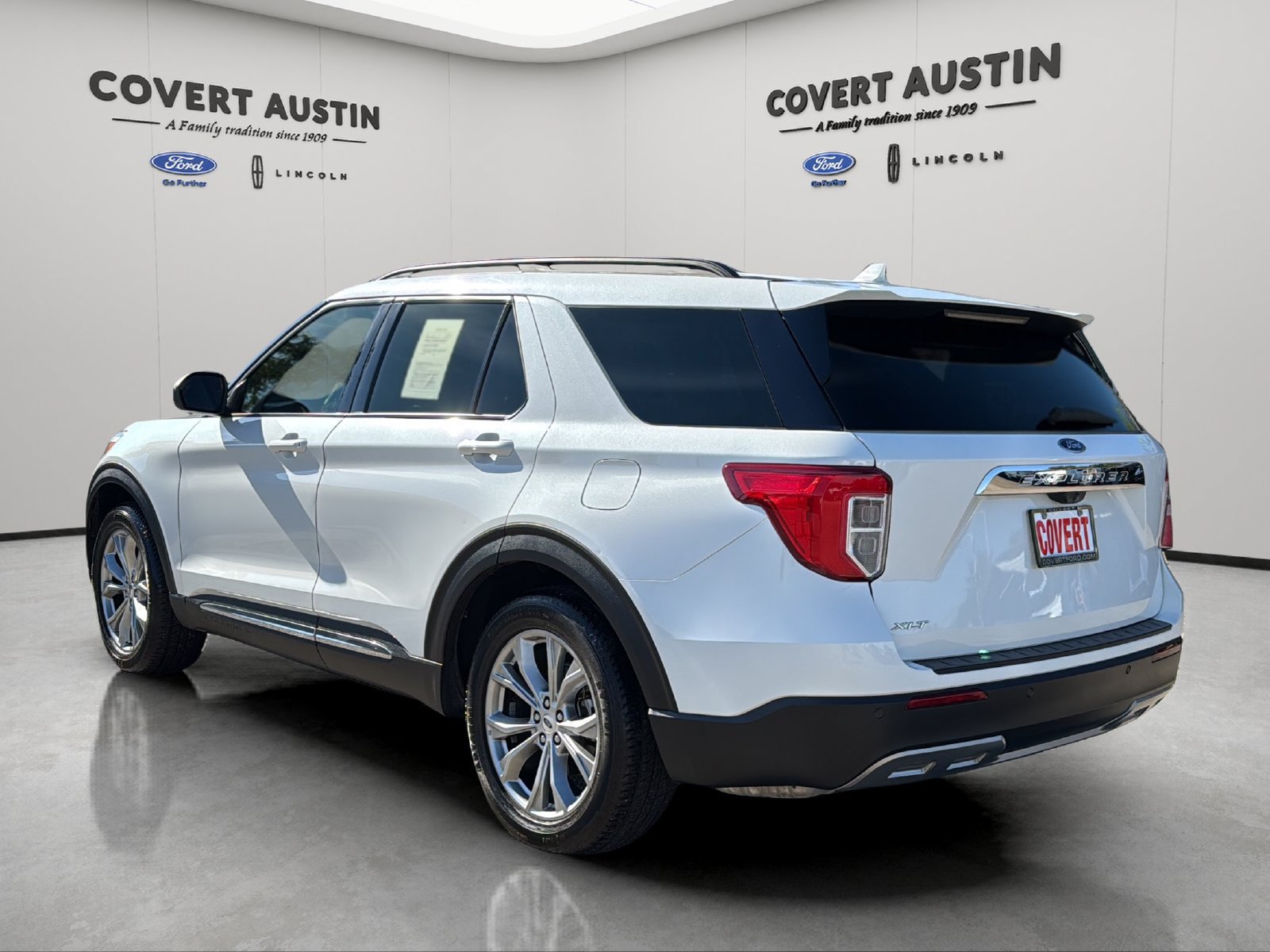 Used 2023 Ford Explorer XLT w/ Equipment Group 202A RWD image 3