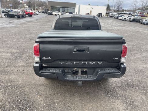 Used 2017 Toyota Tacoma Limited image 4