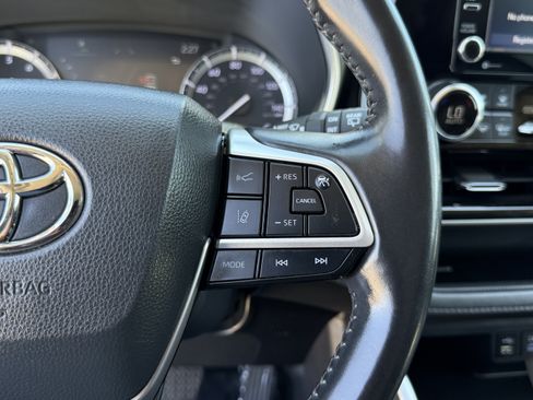 Used 2022 Toyota Highlander XLE FWD image 25