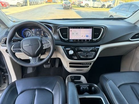 Used 2023 Chrysler Pacifica Touring-L image 16