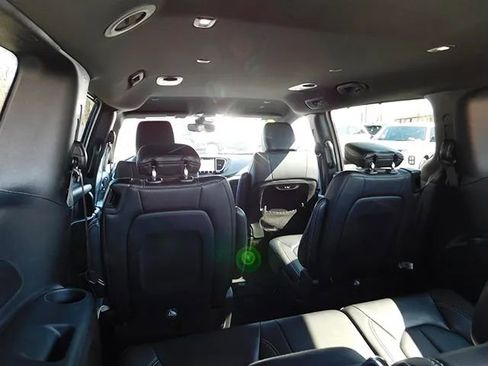 Used 2025 Chrysler Pacifica Select image 8