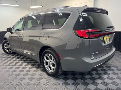 Used 2023 Chrysler Pacifica Limited FWD image 4