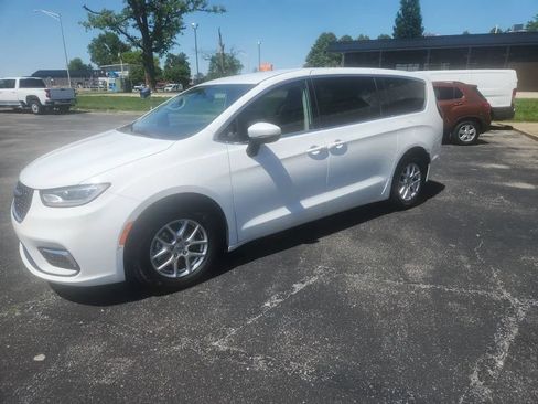 Used 2023 Chrysler Pacifica Touring-L FWD image 3