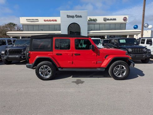 Used 2018 Jeep Wrangler Unlimited Sahara image 4