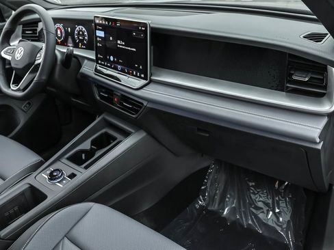 New 2025 Volkswagen Tiguan SE R-Line image 41