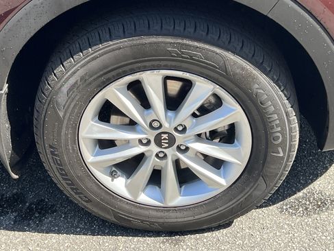 Used 2019 Kia Sorento FWD image 12