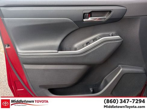Used 2021 Toyota Highlander XLE AWD/4WD image 11