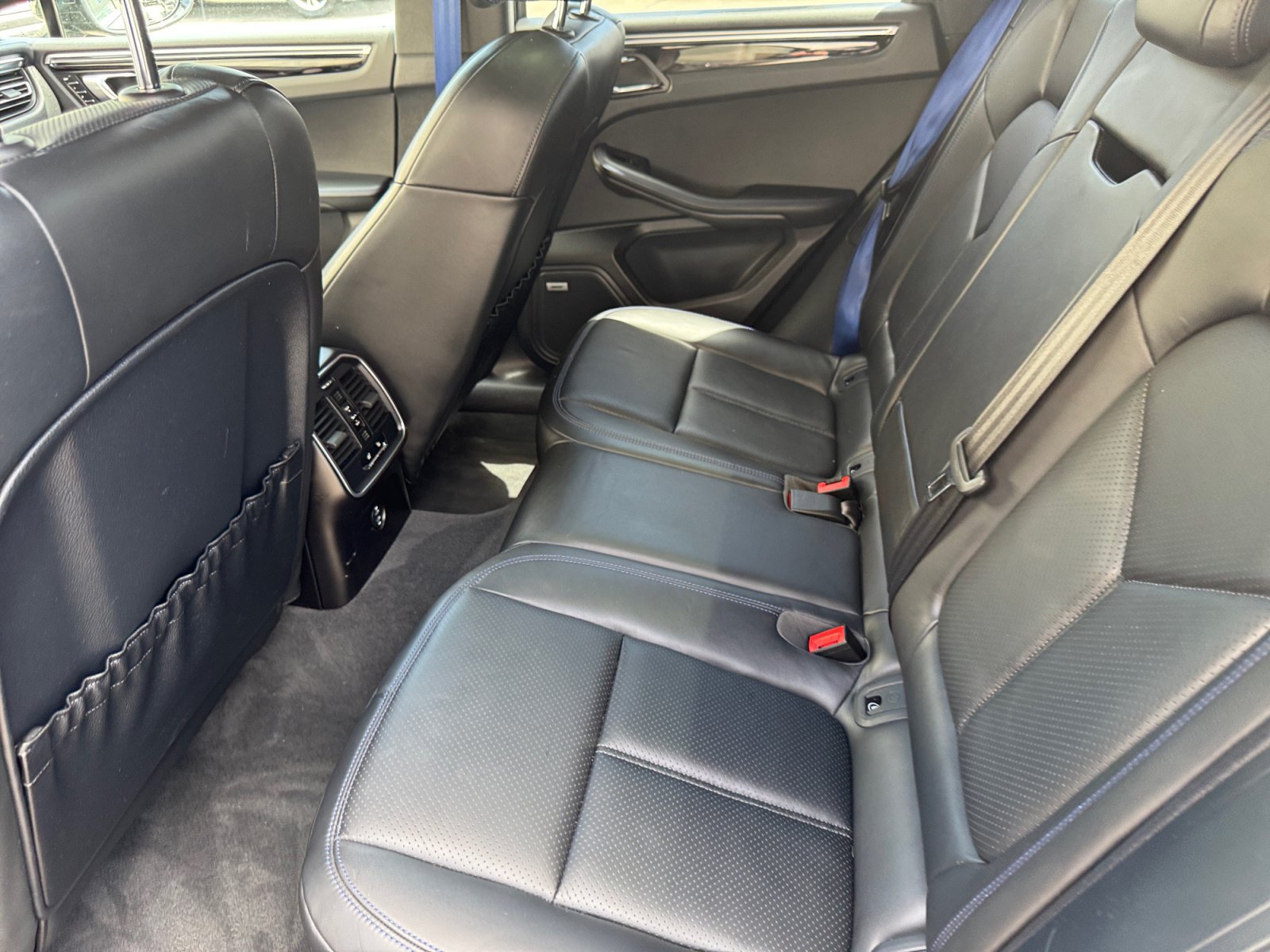 Used 2022 Porsche Macan AWD/4WD image 16