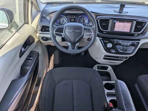 Used 2023 Chrysler Voyager LX FWD image 17