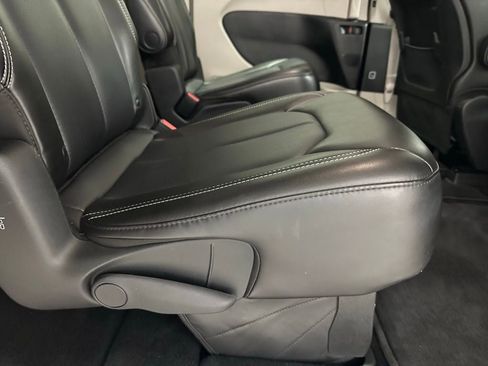 Used 2023 Chrysler Pacifica Touring-L image 55