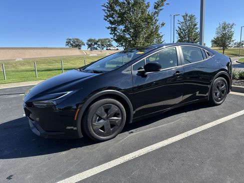 Used 2024 Toyota Prius LE image 5