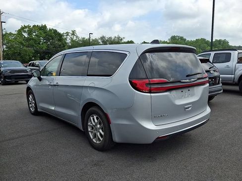 Used 2024 Chrysler Pacifica Touring-L FWD image 4