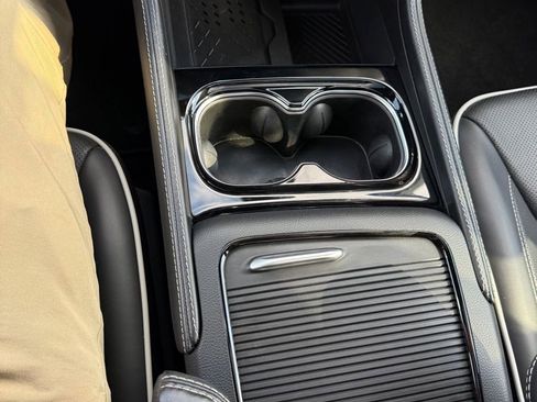 Used 2025 Chrysler Pacifica Limited image 24