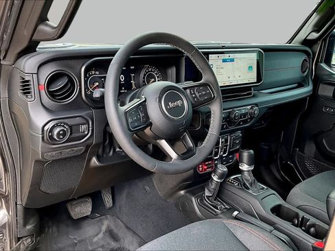 Used 2025 Jeep Gladiator Rubicon w/ Convenience Group AWD/4WD image 13