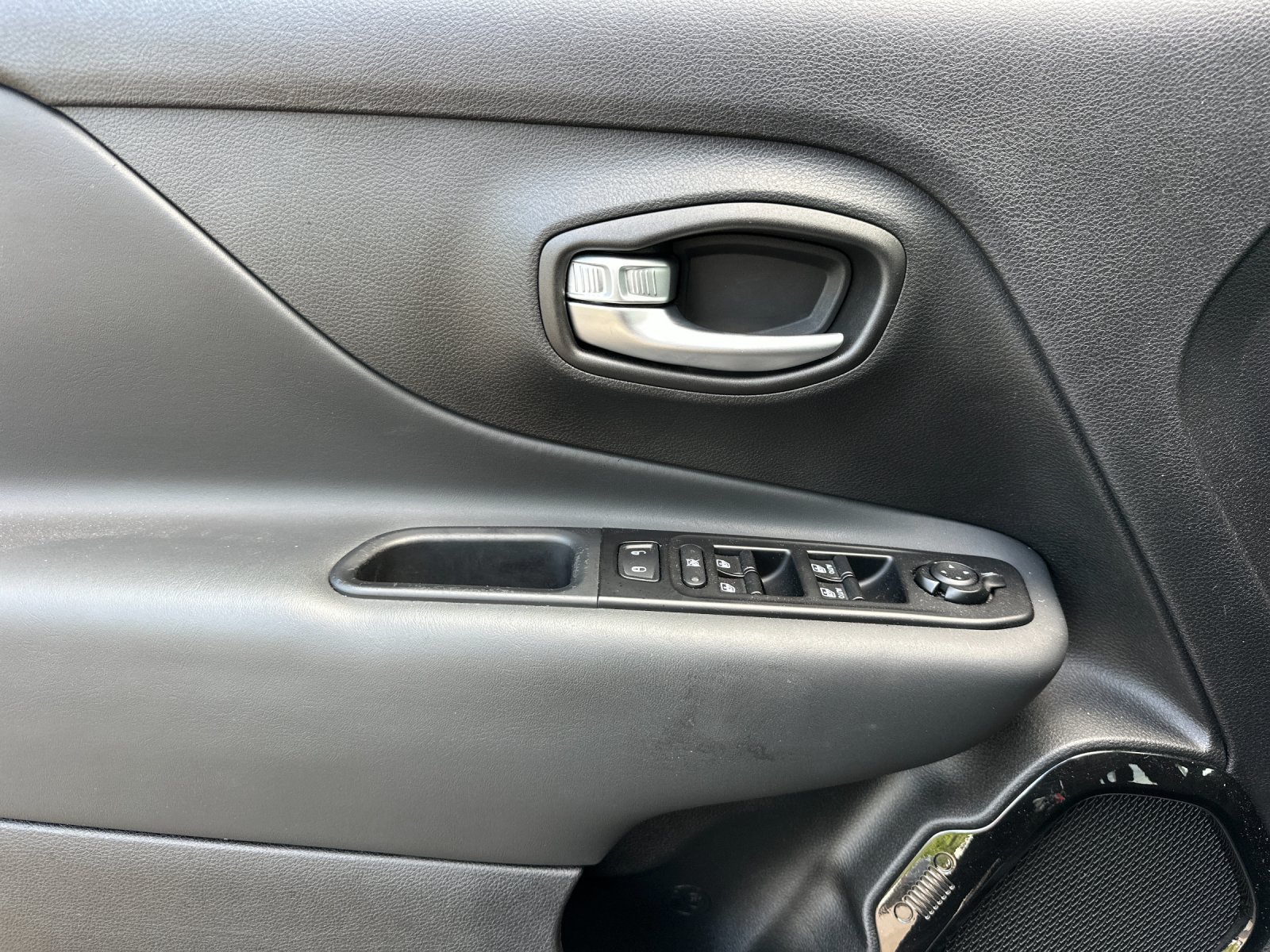 Used 2020 Jeep Renegade Altitude AWD/4WD image 10