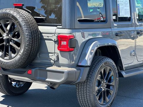 Used 2022 Jeep Wrangler Unlimited Sahara w/ Cold Weather Group AWD/4WD image 8