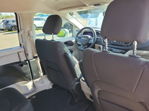 Used 2020 Chrysler Pacifica Touring w/ Cold Weather Group FWD image 13