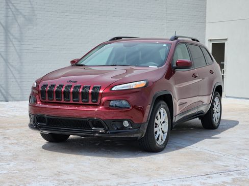 Used 2018 Jeep Cherokee Latitude AWD/4WD image 3