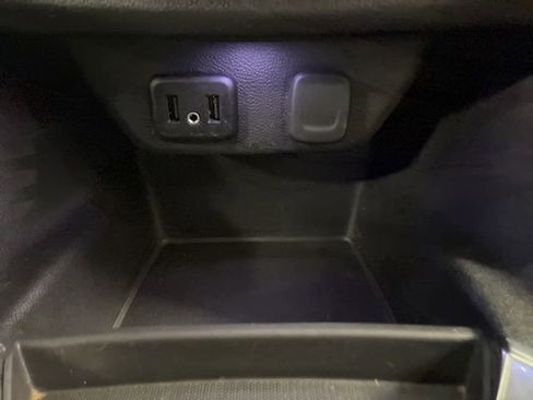 Used 2021 Chevrolet Traverse LS FWD image 27