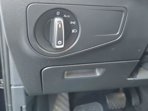 Used 2022 Volkswagen Tiguan SE w/ Panoramic Sunroof Package image 18