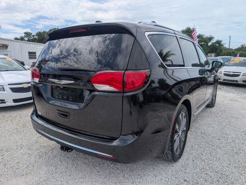 Used 2017 Chrysler Pacifica Limited FWD image 5