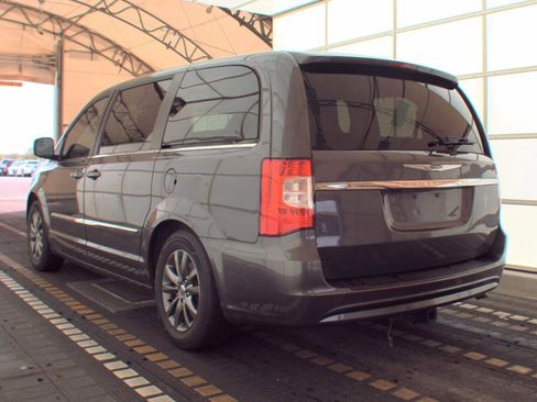 Used 2015 Chrysler Town & Country S FWD image 6