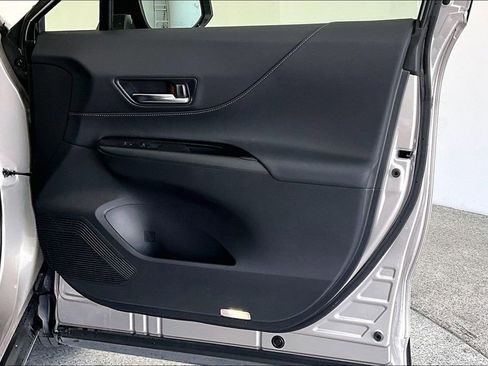 Used 2022 Toyota Venza XLE image 26