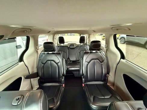 Used 2023 Chrysler Pacifica Touring-L image 24