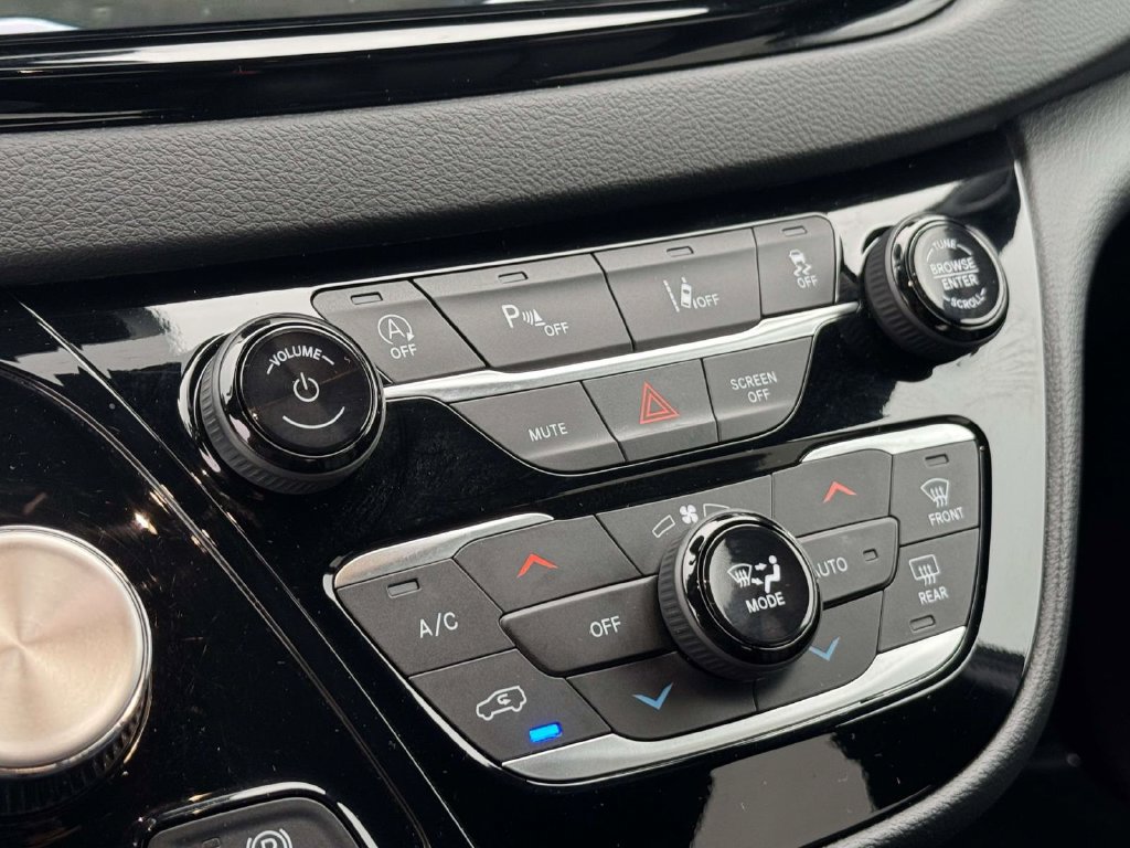 Used 2026 Chrysler Pacifica Select FWD image 19