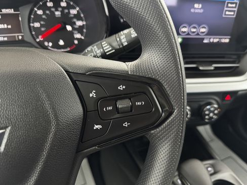 Used 2025 Chevrolet Trax LS image 29