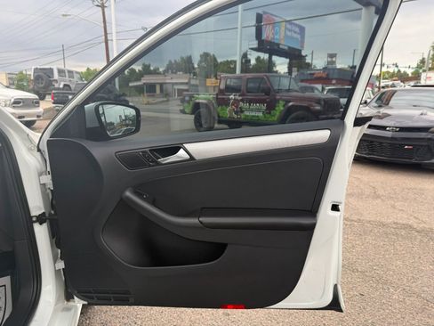 Used 2017 Volkswagen Jetta SE FWD image 18