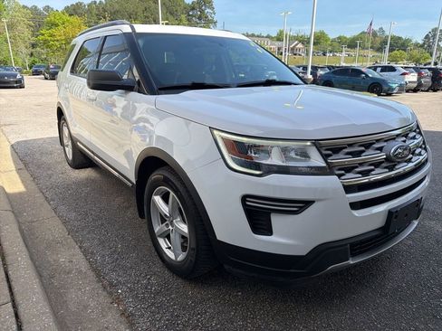 Used 2018 Ford Explorer XLT image 4