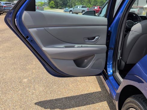 Used 2025 Hyundai Elantra SEL FWD image 14