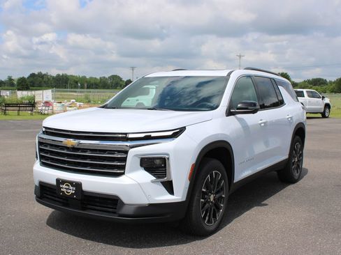 New 2026 Chevrolet Traverse LT w/ Enhanced Driving Package FWD image 4