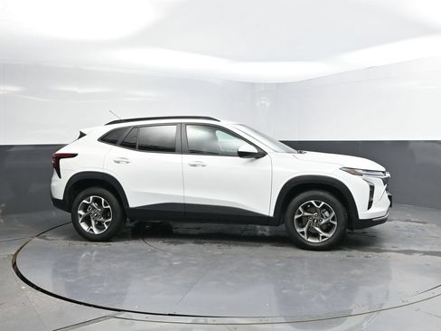 Used 2025 Chevrolet Trax LT FWD image 5