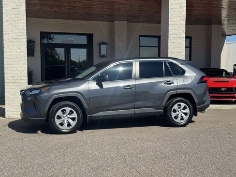 Used 2021 Toyota RAV4 LE image 5