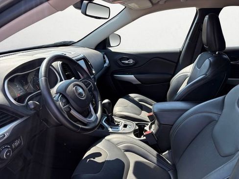 Used 2018 Jeep Cherokee Latitude Plus image 9