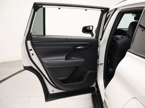Used 2022 Toyota Highlander XSE FWD image 21