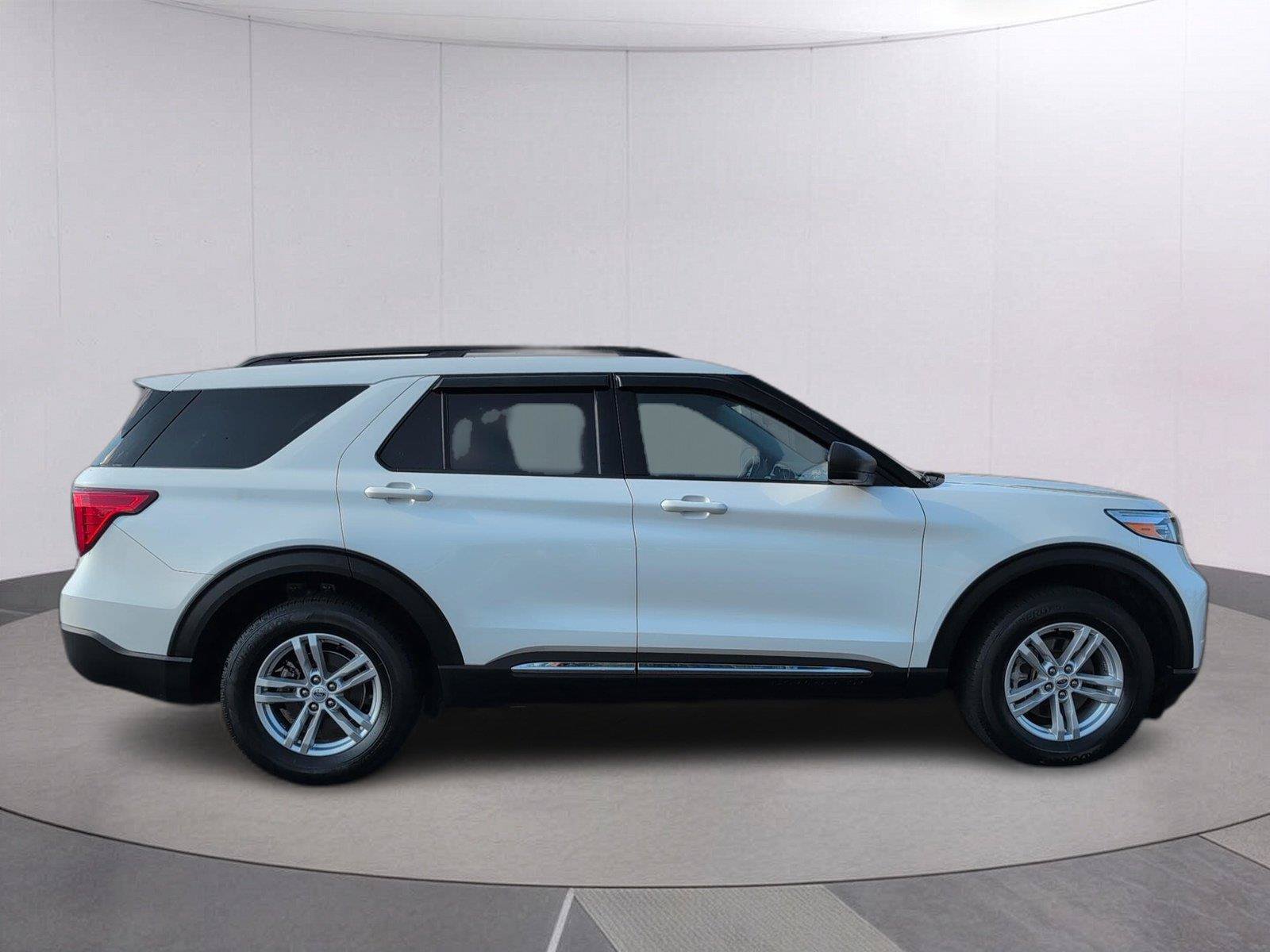 Used 2023 Ford Explorer XLT AWD/4WD image 6