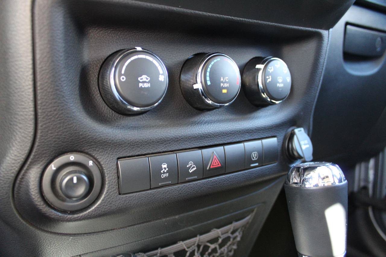 Used 2018 Jeep Wrangler Unlimited Rubicon AWD/4WD image 30