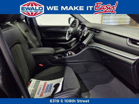 New 2025 Jeep Grand Cherokee Altitude image 6