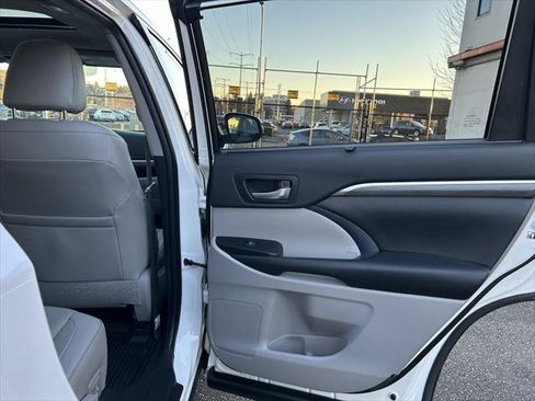Certified 2019 Toyota Highlander Limited AWD/4WD image 13