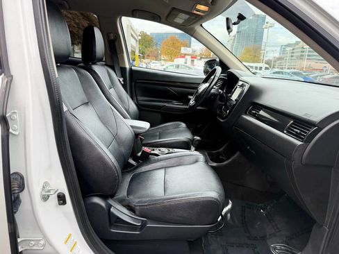 Used 2016 Mitsubishi Outlander SEL image 36