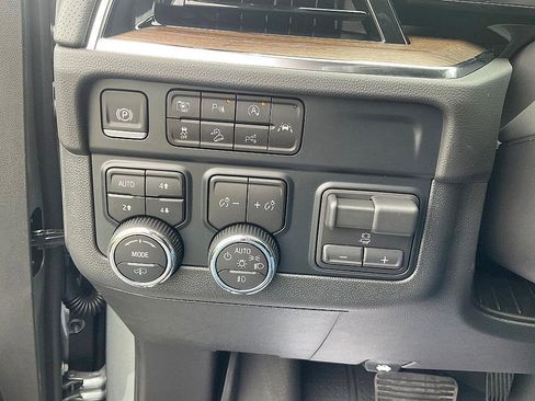 New 2025 Chevrolet Suburban High Country image 22